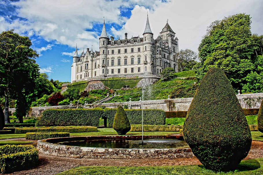 blanc, concret, castell, envoltat, verd, plantes, arquitectura, edifici, núvols, castell de dunrobin, Font, jardí, referència, paisatge, gespa, Escòcia, estructura, arbres, planta, estructura construïda, exterior de l'edifici, arbre, cel, jardí formal, naturalesa, destinacions de viatge, història, el passat, núvol - cel, ciutat, cap gent, aigua, topiaria, dia, cobertura, a l'aire lliure, jardí ornamental, govern, camí de jardí, 4K