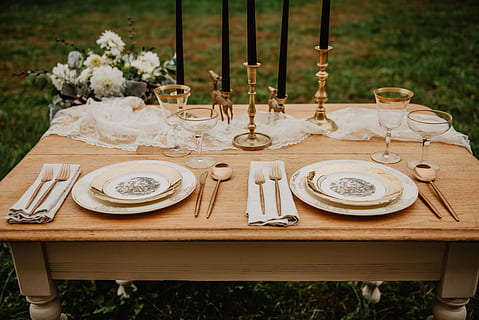 impostazione della tabella, candele, posate, piatti, tavolo, vasellame, piatto, nessuno, utensile da cucina, ambientazione, attrezzature domestiche, cibo e bevande, legno - materiale, forchetta, mobilia, natura, cibo, pianta, bicchiere, fiore, giorno, posto a sedere, vista dall'alto, coltello da tavola, 5K, CC0, dominio pubblico, privo di copyright