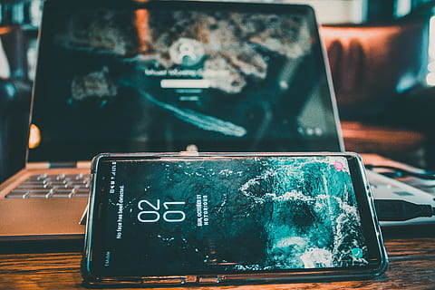 Computer, Telefon, Arbeitsplatz, Arbeitsablauf, Desktop, Desktop und Telefon, Desktop mit Telefon, Android, note 8, Achtel beachten, android note acht, Samsung Galaxy Note Acht, Samsung Galaxy Note 8, Fenster, Windows Laptop, Laptop, Technologie, drinnen, Tabelle, Fokus auf den Vordergrund, Kommunikation, Nahansicht, kabellose Technologie, keine Leute, Stillleben, Verbindung, Text, Bildschirm, Mobiltelefon, Autopostproduktionsfilter, Nummer, westliche Schrift, Gerätebildschirm, tragbares Informationsgerät, Tablett, 5K, CC0, gemeinfrei, lizenzfrei