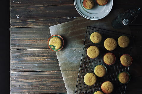 macaroon lot, alimente, pâine, fursec, biscuit, dulciuri, cofetărie, pocnitoare, ananas, fruct, plantă, brioșe, mentă, fotografie, cornbread, ceramică, turtă dulce, chiflă, magazin, brutărie, pui prăjit, lemn - material, masa, direct deasupra, vedere în unghi mare, mancare si bautura, natură moartă, prospeţime, nici o persoana, mâncare dulce, în interior, dulce, copt, desert, indulgenţă, briose, ispită, tort, grup mare de obiecte, mâncări nesănătoase, brioşă, cuptor de cupa, gustare, 5K, CC0, domeniu public, fără drepturi de autor