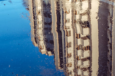 Estanbul, reflexión, agua, día, naturaleza, mar, nadie, azul, al aire libre, playa, de cerca, belleza en la naturaleza, movimiento, estructura construida, tierra, arquitectura, frente al mar, vista de alto ángulo, cielo, exterior del edificio, poste de madera, 4K, CC0, dominio público, libre de derechos