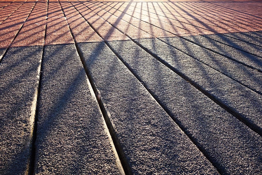 ombra, joc d'ombres, rail, pont, taulons, llum solar, línies, divergents, patró, marc complet, fons, vista d’angle alt, textura, cap gent, dia, sendera, a l'aire lliure, naturalesa, primer pla, repetició, metall, ratlles, transport, costat a costat, arquitectura, disseny, teula de teulada, paral·lel, 4K