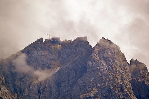 Marrone, cielo, nube, nuvole, collina, montagna, superiore, alto, Zugspitze, deutschland, Germania, münchner haus, berg, berge, gebirge, la neve, himmel, Nebel, Dunst, caldo, nuvola - cielo, natura, catena montuosa, roccia, Inquadratura dal basso, bellezza nella natura, roccia - oggetto, giorno, solido, scenics - natura, all'aperto, nessuno, montagne Rocciose, nebbia, formazione, formazione rocciosa, scena non urbana, picco di montagna, eroso, 4K, CC0, dominio pubblico, privo di copyright