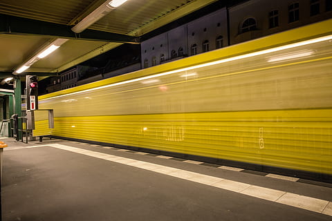 berlijn, u eberswalder straße, Museumsinsel, mitte, metro, lange blootstelling, mijlpaal, Duitsland, Duitse, Bekende plek, Europese, Europa, Oost-Berlijn, downtown, deutschland, deutsch, stadsgezicht, stad, centraal Europa, hoofdstad, openbaar vervoer, vervoer, spoor transport, wijze van transport, trein - voertuig, snelheid, trein, beweging, wazig beweging, metrostation, architectuur, verlicht, reizen, geel, geen mensen, buitenshuis, station, aankomst, verlaten, Spoorwegauto, 5K, CC0, publiek domein, royaltyvrij