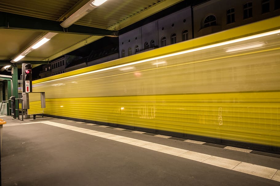 Berlín, u eberswalder straße, museumsinsel, mitte, metro, exposició llarga, referència, Alemanya, alemany, lloc famós, Europeu, europa, a l'est de Berlín, centre de la ciutat, Deutschland, deutsch, paisatge urbà, ciutat, Europa central, capital, transport públic, transport, transport per ferrocarril, manera de transport, tren - vehicle, velocitat, tren, moviment, moviment borrós, estació del metro, tren de metro, arquitectura, il·luminat, viatjar, groc, cap gent, a l'aire lliure, estació, arribada, sortir, cotxe de ferrocarril, 5K