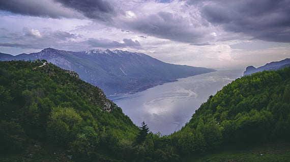 zelená, listy stromů, jezero, zataženo, nebe, daytimne, dobrodružství, mraky, denní světlo, životní prostředí, mlha, tráva, vysoký, túra, kopec, krajina, hora, horský vrchol, Příroda, scenérie, scénický, stromy, údolí, voda, les, mrak - nebe, krása v přírodě, scenics - příroda, klidné scény, klid, strom, rostlina, mimoměstské scény, pohoří, nikdo, idylický, den, růst, zelená barva, venku, 4K, CC0, veřejná doména, bez autorských práv