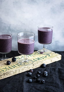 drei, klar, Trink Gläser, gefüllt, Traubensäfte, Smoothie, Blaubeere, Tasse, Glas, flach liegen, Getränk, hausgemacht, organisch, Obst, Fruchtsmoothie, Saft, Beere, gesund, Essen, gesundes Essen, Sommer-, Sommer Stimmung, Sommer, Essen und Trinken, Lebensmittel, Frische, Tabelle, Gourmet, Holz - Material, Cocktail, Trinkglas, Nahansicht, Erfrischung, Alkohol, Dessert, Milchshake, Frühstück, Süßes Essen, Beerenfrucht, rot, rustikal, keine Leute, Himbeere, Hintergründe, Flüssigkeit, 5K, CC0, gemeinfrei, lizenzfrei