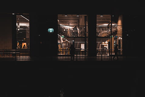 silhouet, persoon, balkon, architectuur, gebouw, donker, facade, licht, modern, mensen, perspectief, trap, straat, stedelijk, ingebouwde structuur, nacht, buitenkant van het gebouw, verlicht, stad, traliewerk, glas - materiaal, vervoer, echte mensen, venster, wijze van transport, reflectie, buitenshuis, openbaar vervoer, mannen, een persoon, 5K, CC0, publiek domein, royaltyvrij