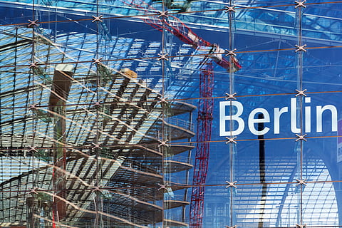 Gebäudestruktur, Gerüst, Konstruktion, Berlin, Gebäude, berliner bahnhof, Deutschland, städtisch, Stadt, Fassade, Bahnhof, modernes Design, Reflexion, Muster, die Architektur, Fenster, Glas, Stadt, Dorf, Zug, Beton, Detail, gebaute Struktur, Tag, Gebäudehülle, keine Leute, Kommunikation, Natur, Blau, Text, draußen, Zeichen, Baustelle, modern, Glas - Material, Wasser, Himmel, Baugewerbe, Bürogebäude außen, Segelboot, Wolkenkratzer, 5K, CC0, gemeinfrei, lizenzfrei