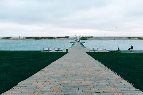 Seepromenade, büsum, Deutschland, Hintergrund, Strand, wunderschönen, wolkig, Küste, kalt, dramatisch, eben, Flut, Grün, grau, Landschaft, Maulwurf, Natur, Norden, Promenade, Rost, Meer, Ufer, Himmel, Reise, Wasser, Watt, Welle, wolke - himmel, Fußweg, Tag, zufällige Menschen, Seebrücke, der Weg nach vorn, Schönheit in der Natur, Richtung, Szenen - Natur, die Architektur, draußen, gebaute Struktur, echte Menschen, Frau, Land, 4K, CC0, gemeinfrei, lizenzfrei