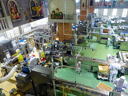 hacer, Galleta, hornear, trabajo, obrero, comida, humano, actividad, fábrica, Fresco, equipo, maquinaria, adentro, tecnología, industria, robot, nadie, conexión, Equipo de fabricación, parte de maquina, vista de alto ángulo, negocio, fabricación, línea de producción, gran grupo de objetos, metal, ciencia, equipo industrial, aleación, acero, 1080P, CC0, dominio público, libre de derechos
