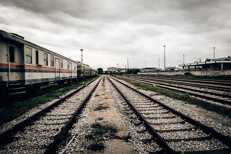 Itàlia, trieste, tren, pati, vell, transport per ferrocarril, pista, vies del ferrocarril, cel, transport, núvol - cel, naturalesa, el camí a seguir, manera de transport, dia, cap gent, direcció, perspectiva decreixent, arquitectura, transport públic, punt de fuga, a l'aire lliure, estructura construïda, grava, pati de maniobra, 2K
