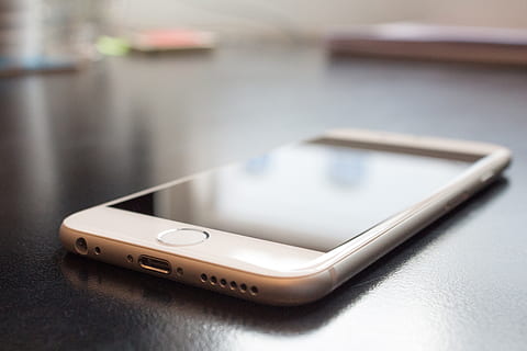 selektiv, fokus fotografering, guld iphone 6, sort, overflade, æble, iphone, iphone 6, smartphone, teknologi, røre ved, touchscreen, trådløs teknologi, forbindelse, bærbar informationsenhed, smart telefon, meddelelse, mobiltelefon, bærbarhed, ingen mennesker, tæt på, indendørs, internet, computer netværk, telefon, dag, moderne, to objekter, bord, bekvemmelighed, elektrisk udstyr, 5K, CC0, offentligt domæne, royaltyfrie