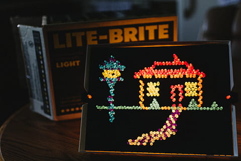 scatola lite-brite, Accessori, perlina, accessorio, giocattolo, scatola, luci, infanzia, bambino, vecchio, originale, telaio, Casa, pioli, lite brite, Vintage ▾, gioielli, ornamento, collana di perle, cristallo, testo, nessuno, in casa, avvicinamento, comunicazione, cibo e bevande, sceneggiatura occidentale, numero, cibo, illuminato, cultura artistica e intrattenimento, notte, tecnologia, legno - materiale, tavolo, concentrarsi sulle conoscenze acquisite, finanza, sfondo nero, cartello, spuntino, simbolo del dollaro, 5K, CC0, dominio pubblico, privo di copyright