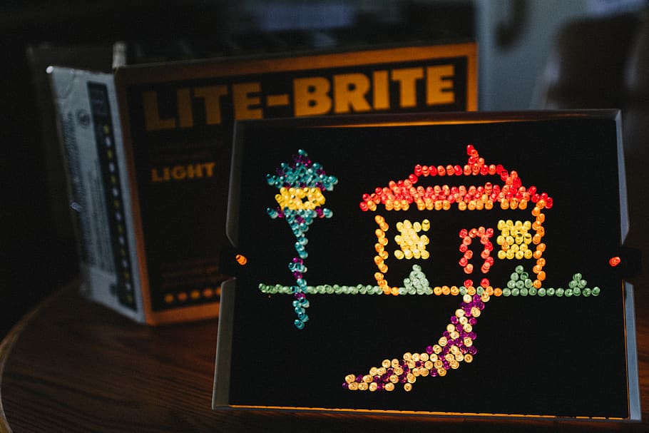 caixa lite-brite, accessoris, taló, accessori, joguina, Caixa, llums, infància, nen, vell, original, marc, casa, clavilles, Lite brite, vintage, joieria, ornament, collaret de comptes, cristall, text, cap gent, a l'interior, primer pla, comunicació, menjar i beguda, guió occidental, nombre, menjar, il·luminat, cultura i entreteniment artístic, nit, tecnologia, material de fusta, taula, centrar-se en primer pla, Finances, fons negre, signe, berenar, signe de dòlar, 5K
