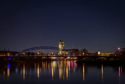 Deutschland, Dinge von Dauer, Magdeburg, dom, historisch, die Architektur, gotisch, Gebäude, Wasser, Promenade, Sehenswürdigkeiten, Stadtblick, Kirche, Ausblick, Stadt, Aussicht, sachsen-anhalt, Elbe, Fluss, Kirchturm, historisches Zentrum, Nacht-, gebaute Struktur, beleuchtet, Brücke, Reflexion, Verbindung, Himmel, Brücke - künstliche Struktur, Ufergegend, Gebäudehülle, keine Leute, Transport, Natur, Reiseziele, Dämmerung, draußen, Bogenbrücke, Nachtleben, 5K, CC0, gemeinfrei, lizenzfrei