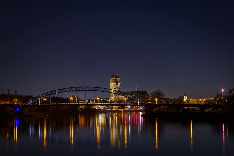 Deutschland, Dinge von Dauer, Magdeburg, dom, historisch, die Architektur, gotisch, Gebäude, Wasser, Promenade, Sehenswürdigkeiten, Stadtblick, Kirche, Ausblick, Stadt, Aussicht, sachsen-anhalt, Elbe, Fluss, Kirchturm, historisches Zentrum, Nacht-, gebaute Struktur, beleuchtet, Brücke, Reflexion, Verbindung, Himmel, Brücke - künstliche Struktur, Ufergegend, Gebäudehülle, keine Leute, Transport, Natur, Reiseziele, Dämmerung, draußen, Bogenbrücke, Nachtleben, 5K