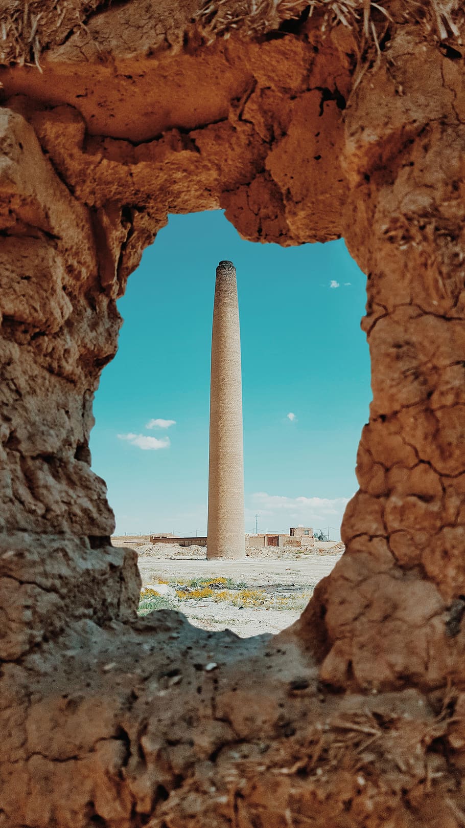 formație de rocă brună, arhitectură, clădire, ruine, cărămidă, perete, stâlp, coloană, gaură, cer, fabrică, Iran, tradiţional, Qom, sol, arheologie, în aer liber, natură, lespede de piatră, buncăr, construită, istorie, nici o persoana, trecutul, coloană arhitecturală, solid, zi, stâncă, destinații de călătorie, călătorie, formatie rock, obiect de rocă, vedere unghiulară joasă, vechi, civilizatie antica, exteriorul clădirii, turism, climat, arid clima, 5K