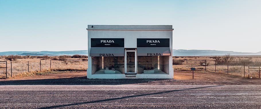 blanc, façana de la botiga prada, al costat, carretera, botiga, Estats Units, prada marfa, Sant Valentí, cotxe, vehicle, transport, automòbil, concessionari de cotxes, finestra, desert, sol, marfa, petit, simetria, texas, viatge, enlloc, cel, text, naturalesa, comunicació, guió occidental, dia, cap gent, cel clar, signe, llum solar, a l'aire lliure, arquitectura, estructura construïda, gasolinera, informació, guió, signe d'informació, script no occidental, 4K