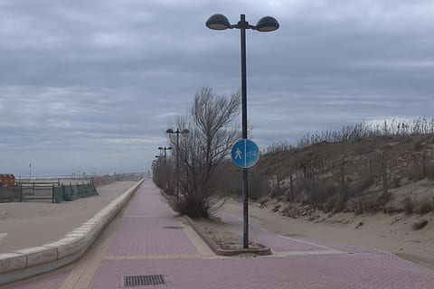 Camí, carretera, vorera, paviment, rosolina, carrer buida, fanal, edifici, mar, llums, cel gris, bulevard rosolino, passeig marítim, pont, manera, símbol, senyal de trànsit, signe, passarel·la, cel, llum del carrer, núvol - cel, carrer, naturalesa, cap gent, equips d’il·luminació, transport, arbre, comunicació, dia, direcció, planta, informació, terra, hivern, a l'aire lliure, orientació, 5K, CC0, domini públic, lliure de regalies