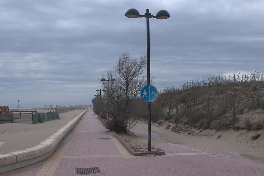 Camí, carretera, vorera, paviment, rosolina, carrer buida, fanal, edifici, mar, llums, cel gris, bulevard rosolino, passeig marítim, pont, manera, símbol, senyal de trànsit, signe, passarel·la, cel, llum del carrer, núvol - cel, carrer, naturalesa, cap gent, equips d’il·luminació, transport, arbre, comunicació, dia, direcció, planta, informació, terra, hivern, a l'aire lliure, orientació, 5K