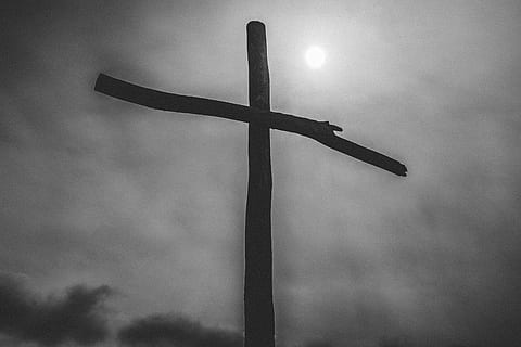 Kreuz, Himmel, Sonne, Wolken, Ostern, Guter Freitag, Flachwinkelansicht, wolke - himmel, Natur, Glauben, keine Leute, Religion, Spiritualität, draußen, bedeckt, Tag, Silhouette, Lichtanlage, Holz - Material, Symbol, Pole, Kreuzform, 5K, CC0, gemeinfrei, lizenzfrei