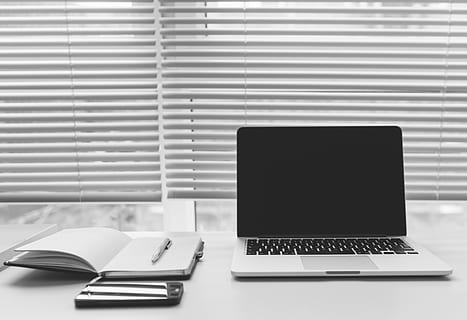 macbook, bærbar, computer, teknologi, notesblok, pen, kontor, skrivebord, forretning, persienner, vindue, sort og hvid, trådløs teknologi, bord, meddelelse, forbindelse, indendørs, ingen mennesker, møbel, stilleben, offentliggørelse, bærbar informationsenhed, Bestil, kopiere plads, note pad, blank, tastatur, 5K, CC0, offentligt domæne, royaltyfrie