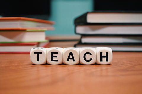 insegnare, ornamento di dadi, tavolo, alfabeto, classe, concettuale, cubo, dado, formazione scolastica, gioco, in casa, conoscenza, scuola, insegnamento, legno - materiale, gruppo di oggetti, blocco giocattolo, testo, numero, nessuno, lettera maiuscola, avvicinamento, gruppo medio di oggetti, concentrarsi sulle conoscenze acquisite, natura morta, apprendimento, messa a fuoco selettiva, sceneggiatura occidentale, pubblicazione, libro, pila, 2K, CC0, dominio pubblico, privo di copyright