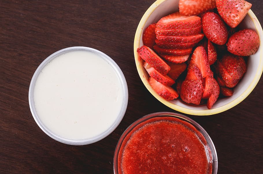 infornare, muffa, cucinando, cucina, fragola, tavolo, processi, cibo e bevande, cibo, rosso, mangiare sano, freschezza, benessere, ciotola, frutta, vista dall'alto, frutti di bosco, direttamente sopra, in casa, nessuno, legno - materiale, natura morta, piatto, gruppo di oggetti, avvicinamento, spuntino, bicchiere, tritato, 4K