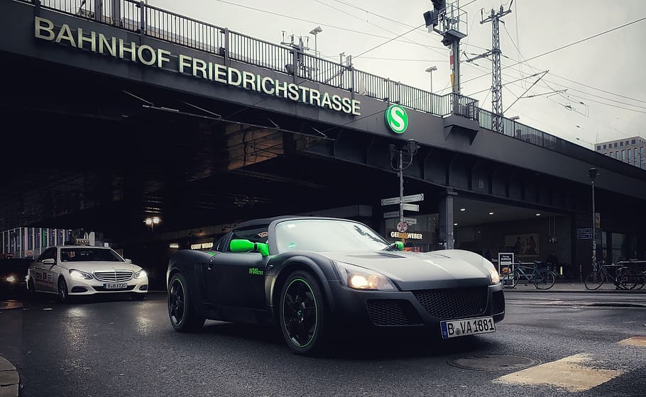 sort coupe, bil, køretøj, transportmidler, automobil, hjul, maskine, dæk, bilhjul, talte, legeringshjul, Tyskland, cykel, cool bil, flavius ​​zeddies, Berlin, vej, lys, bygning, by-, transportform, land køretøj, motor køretøj, arkitektur, bygget struktur, by, skilt, meddelelse, tekst, gade, bygning udvendig, forbindelse, dag, vestlige script, ingen mennesker, udendørs, elektricitet, 2K