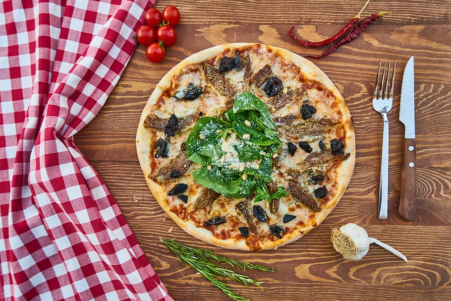 fotografia de primer pla, pizza, fons, alfàbrega, formatge, cuinar, blat de moro, cuina, deliciós, sopar, menjar, menjar ràpid, la bona taula, forquilla, All, verd, casolà, italià, dinar, mediterrani, menú, menta, tovalló, pebre, placa, pruna, vermell, restaurant, salsa, saborós, tomàquet, tradicional, vegetals, fusta, menjar i beguda, frescor, llest per menjar, directament a sobre, menjar italià, al forn, a l'interior, material de fusta, producte diari, herba, alimentació saludable, utensili per menjar, fruita, menjar vegetarià, cap gent, element de pastisseria al forn, ganivet de taula, pastisseria saborosa, 8K