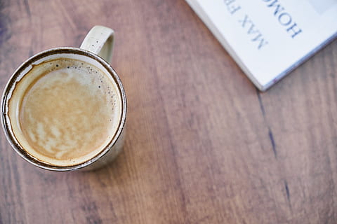 kaffe, bok, kopp, lese, studere, drikken, bøker, morgen, arbeidet, frokost, utdanning, er tom, cappuccino, slappe av, rolig, fredelig, gå i stykker, koffein, espresso, boble, lykkelig, ferie, nydelig, drikke, mat og Drikke, forfriskning, bord, kaffe - drikke, tre - materiale, ingen folk, krus, innendørs, friskhet, kaffe kopp, mat, nærbilde, høy vinkel visning, varm drikke, stilleben, rett over, kopiere plass, latte, alkoholfri drikkevare, 5K, CC0, offentlig domene, opphavsrett gratis