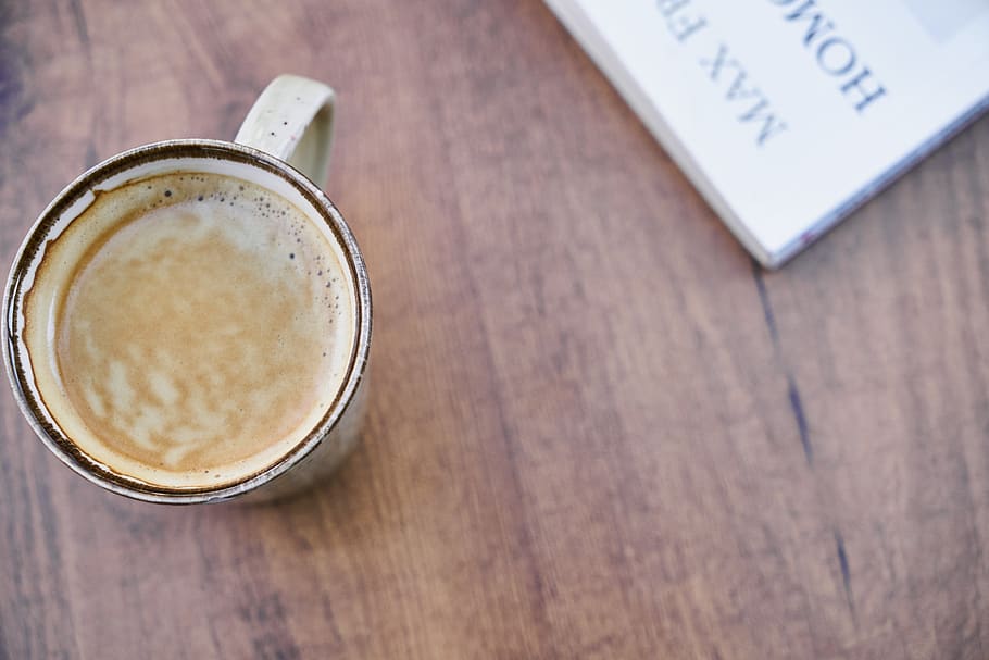 kaffe, Bestil, kop, Læs, undersøgelse, drikken, bøger, morgen, arbejdet, morgenmad, uddannelse, er tom, cappuccino, slap af, berolige, fredelig, pause, koffein, espresso, boble, lykkelig, ferie, lækker, drikke, mad og drikke, forfriskning, bord, kaffe - drikke, træ - materiale, ingen mennesker, krus, indendørs, friskhed, kaffekop, mad, tæt på, høj vinkel visning, varm drikke, stilleben, direkte over, kopiere plads, latte, alkoholfri drikkevare, 5K