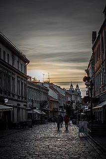 Lituània, kaunas, arquitectura, exterior de l'edifici, estructura construïda, ciutat, cel, edifici, posta de sol, carrer, núvol - cel, naturalesa, barri residencial, transport, persones incidentals, persones reals, dones, el camí a seguir, direcció, vida de ciutat, estils de vida, a l'aire lliure, 5K, CC0, domini públic, lliure de regalies