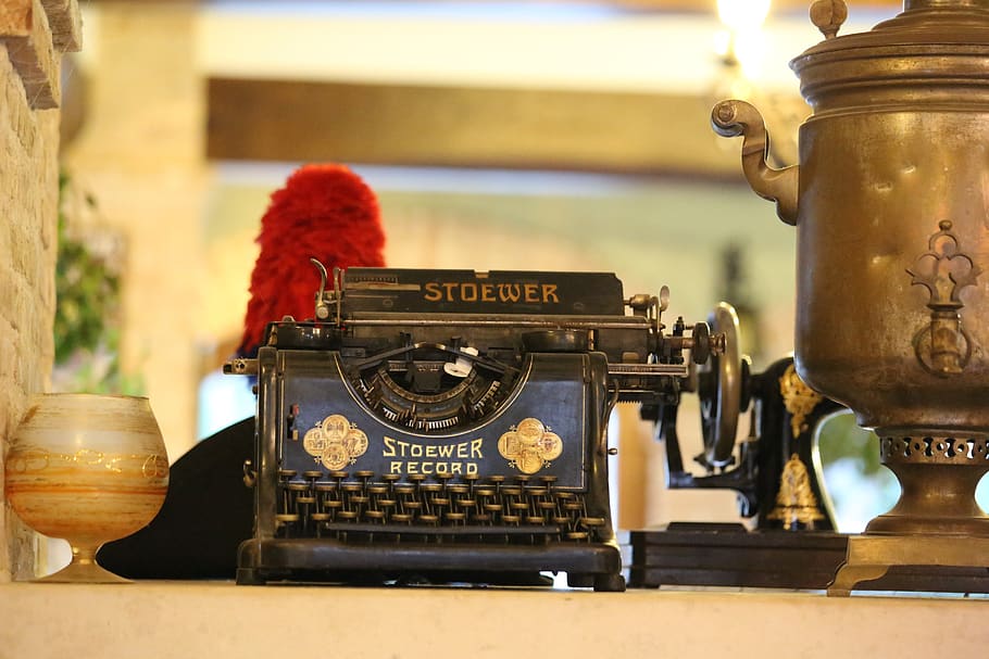 Italien, Celano, Fokus auf den Vordergrund, Retro-Stil, Nahansicht, Tabelle, Stillleben, Kommunikation, alt, rot, keine Leute, Antiquität, drinnen, Holz - Material, Telefon, Technologie, Text, Metall, Verbindung, Tag, Nummer, 2K