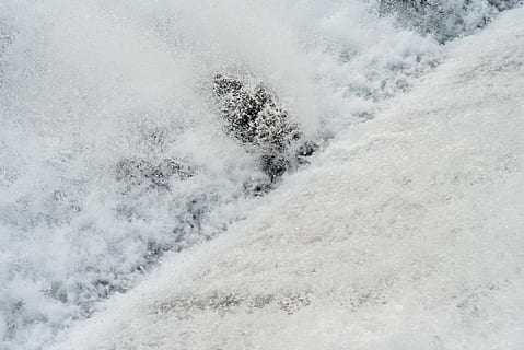 aigua, poder, textura, fons, rock, esprai, escuma, cap gent, bellesa a la natura, Color blanc, naturalesa, moviment, dia, neu, mar, escenics - natura, vista d’angle alt, hivern, temperatura de fred, esport, esport aquàtic, terra, onada, a l'aire lliure, poder a la natura, trencament, 5K, CC0, domini públic, lliure de regalies