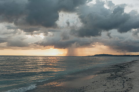 roligt hav, strand, skyer, overskyet, daggry, ocean, hav, kysten, himmel, vand, sky - himmel, skønhed i naturen, storm, jord, horisont, dramatisk himmel, horisont over vand, scenics - natur, miljø, solnedgang, natur, storm sky, ro, tordenvejr, ingen mennesker, udendørs, regn, skybrud, 5K, CC0, offentligt domæne, royaltyfrie