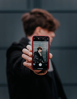 mann som holder iphone, teknologi, kommunikasjon, trådløs teknologi, én person, fokusere på forgrunnen, holding, mobiltelefon, smart telefon, fotografering temaer, voksen, bærbar informasjonsenhet, ung voksen, forbindelse, fotografering, portrett, aktivitet, forfra, ekte folk, 2K, CC0, offentlig domene, opphavsrett gratis