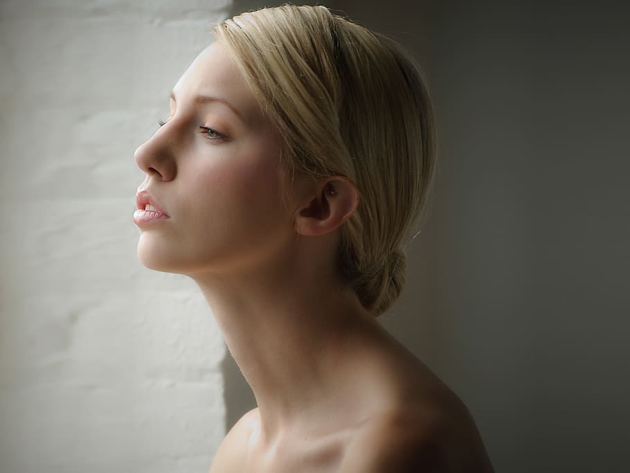 Canada, toronto, modello, colpo alla testa, una persona, giovane adulto, bella donna, ritratto, bellezza, capelli, giovani donne, donne, in casa, acconciatura, capelli biondi, analizzare, cercare, guardare, adulto, vista laterale, avvicinamento, guardando lontano, contemplazione, volto umano, Abbigliamento intimo, vista profilo, 4K