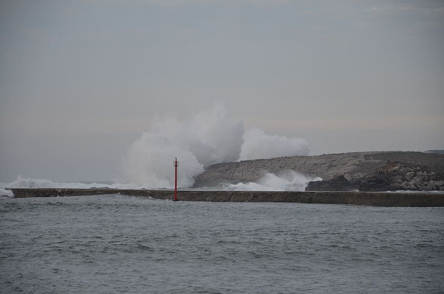 santander, onades, costa, penya-segats, costaner, marina, estiu, naturalesa, aigua, davant del mar, mar, moviment, dia, cel, bellesa a la natura, cap gent, escenics - natura, escena no urbana, poder a la natura, fum - estructura física, a l'aire lliure, còpia espai, poder, medi ambient, idíl·lic, terra, 4K