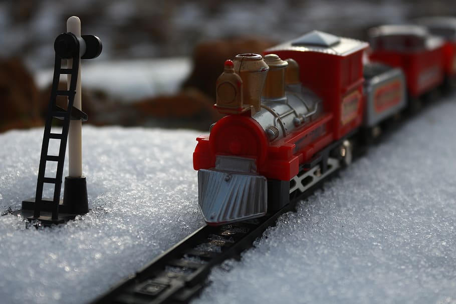 neu, hivern, tren, raig, locomotora, vagó, directament al punt, estació, viatge, viatjar, transport, joguina, ferrocarril, model de tren, mini tren, locomotora de vapor, vermell, enfocament selectiu, temperatura de fred, cap gent, manera de transport, transport per ferrocarril, vies del ferrocarril, dia, pista, primer pla, naturalesa, vehicle terrestre, centrar-se en primer pla, a l'aire lliure, cotxe, 5K