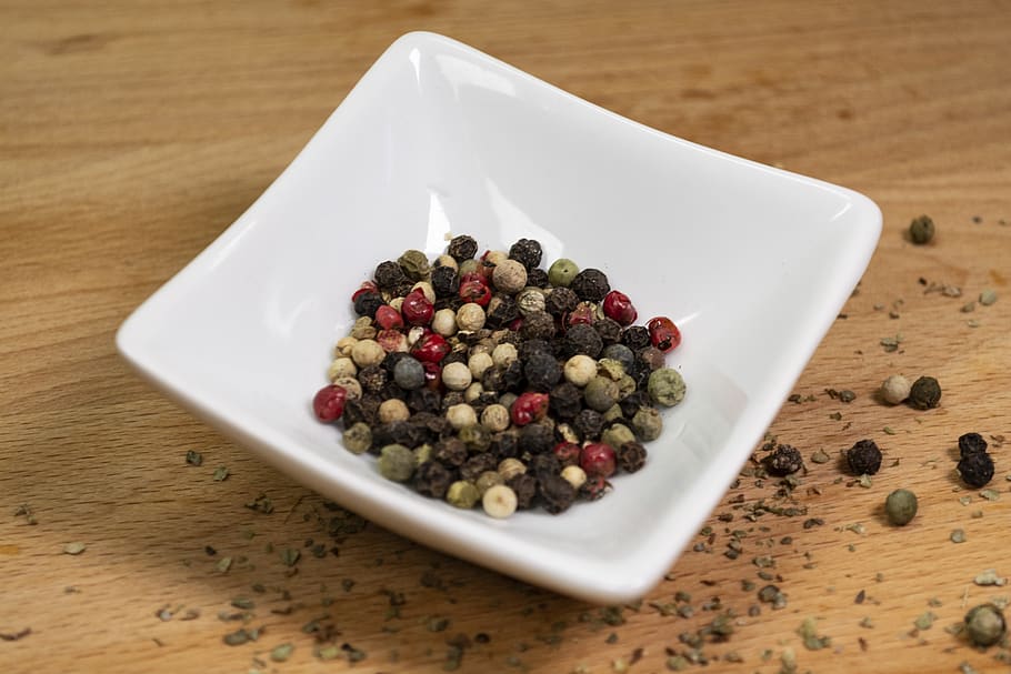 pebre, espècia, agut, cuinar, curry, menjar, picant, gust, ingredient, cuina, pebre vermell, Xile, grans de pebre, fusta, rústic, temporada, bol, porcellana, deliciós, sopar, natural, bio, taula, menjar i beguda, alimentació saludable, natura morta, fruita, benestar, frescor, material de fusta, a l'interior, cap gent, vista d’angle alt, fruites de baies, primer pla, llest per menjar, enfocament selectiu, placa, gran grup d'objectes, 5K