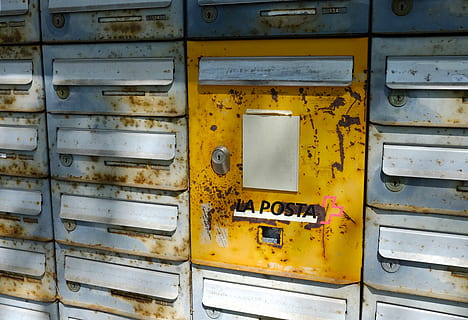 cassetta postale, inviare, lettere, fotogramma intero, nessuno, sfondi, giallo, metallo, vecchio, avvicinamento, intemperie, comunicazione, giorno, arrugginito, legno - materiale, testo, di fila, all'aperto, fianco a fianco, lettera, sicurezza, Colore bianco, color argento, 4K, CC0, dominio pubblico, privo di copyright