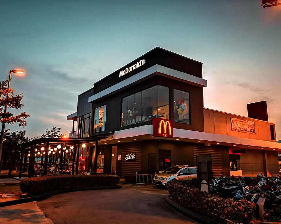 mcdonalds store, estructura construïda, arquitectura, exterior de l'edifici, cel, ciutat, vespre, naturalesa, text, núvol - cel, transport, posta de sol, il·luminat, comunicació, destinacions de viatge, cap gent, viatjar, carrer, cotxe, edifici, 2K