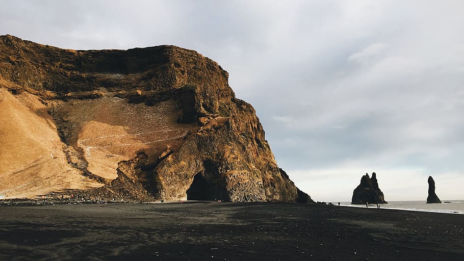 Islandia, vik, sorra negra, platja, columnes de basalt, cova, formació de roca, rock, rock - object, cel, sòlid, núvol - cel, naturalesa, bellesa a la natura, terra, escenics - natura, escena no urbana, dia, tranquil·litat, a l'aire lliure, geologia, mar, escena tranquil·la, geografia física, aigua, erosionat, 2K