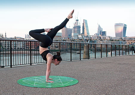 dona fent exercici, exercici, arquitectura, estil de vida saludable, exercici de relaxació, esport, benestar, equilibri, estils de vida, ioga, estructura construïda, flexibilitat, estiraments, longitud completa, una persona, ciutat, cel, activitat d'oci, naturalesa, dia, exterior de l'edifici, a l'aire lliure, mà de mà, 2K, CC0, domini públic, lliure de regalies
