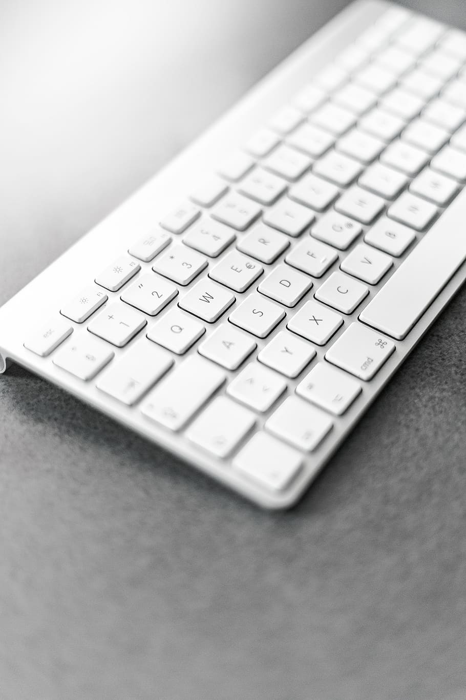 teclat màgic de poma, accés, borrós, botons, teclat d’ordinador, connexió, contemporani, dades, pantalla, equipament, teclat, portàtil, tecnologia, tipus, escriure, equips informàtics, ordinador, tecnologia sense fils, comunicació, primer pla, a l'interior, cap gent, enfocament selectiu, part de l’ordinador, carta, alfabet, taula, tir de l'estudi, vista d’angle alt, clau d’ordinador, 5K