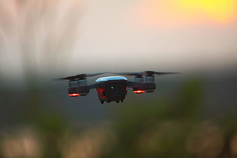 selettivo, fotografia a fuoco, rosso, quadcopter, sfocatura, telecamera, alba, fuco, crepuscolo, sera, volo, paesaggio, luce, all'aperto, sole, tramonto, tecnologia, viaggio, immagini di dominio pubblico, modo di trasporto, mezzi di trasporto, volante, movimento, veicolo aereo, natura, in movimento, mezz'aria, nessuno, cielo, aereo, movimento sfocato, giorno, concentrarsi sulle conoscenze acquisite, velocità, ambiente, 4K