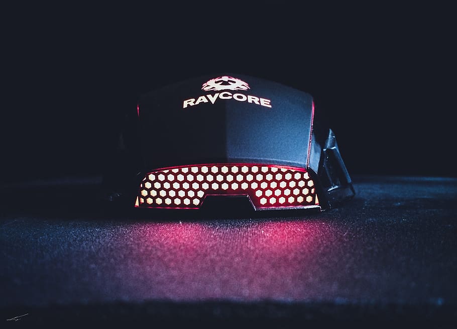 Tech, Ingranaggio, pc, gioco, topo, ravcore, tifone, nero, rosso, macro, scrivania, dettaglio, splendore, computer, sfondo, in casa, nessuno, tecnologia, avvicinamento, natura morta, comunicazione, tavolo, testo, buio, in stile retrò, sceneggiatura occidentale, copia spazio, singolo oggetto, messa a fuoco selettiva, cultura artistica e intrattenimento, sfondo nero, modello, connessione, 2K