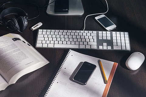 notesbog, notesblok, blyant, iphone, smartphone, mobiltelefon, mobil, teknologi, objekter, mus, tastatur, Bestil, kontor, skrivebord, forretning, hovedtelefoner, arbejde, bord, computer, meddelelse, trådløs teknologi, forbindelse, høj vinkel visning, indendørs, pen, stilleben, ingen mennesker, offentliggørelse, bærbar, møbel, computer tastatur, 2K, CC0, offentligt domæne, royaltyfrie